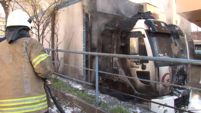 Buğday yüklü nakliye kamyonu alevlere teslim oldu