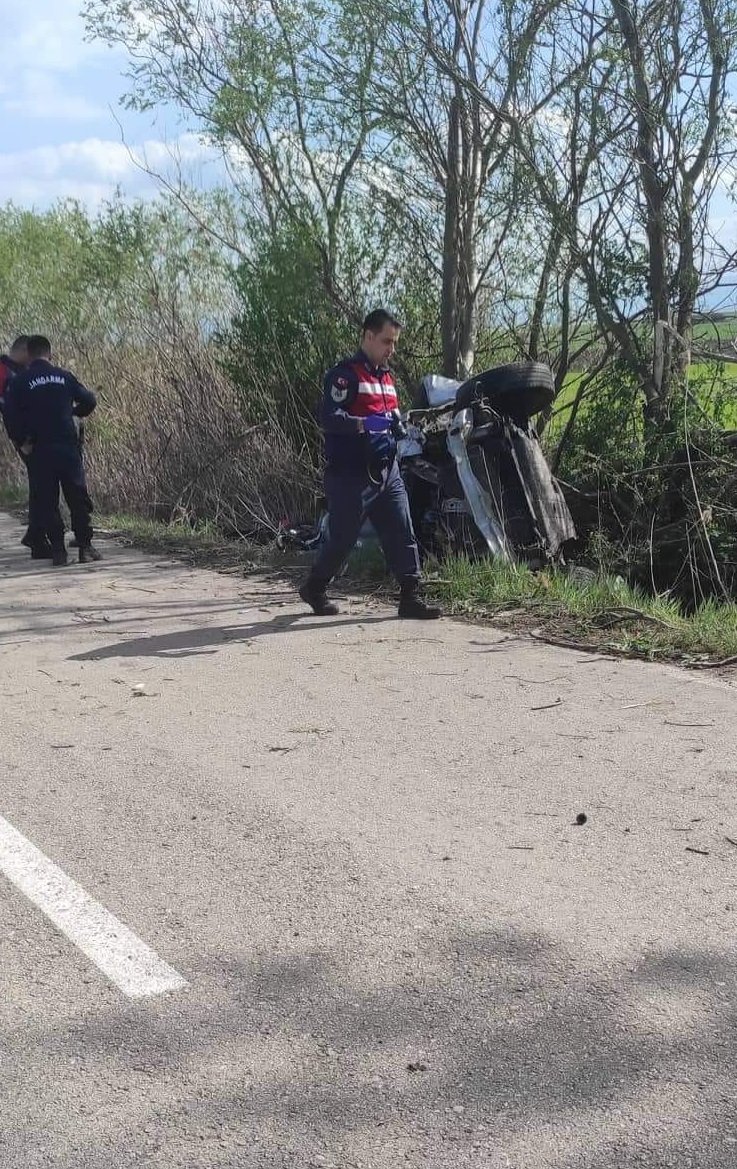 Domuza çarpmamak sürücünün ani manevra yaptığı araç şarampole uçtu: 1 ölü