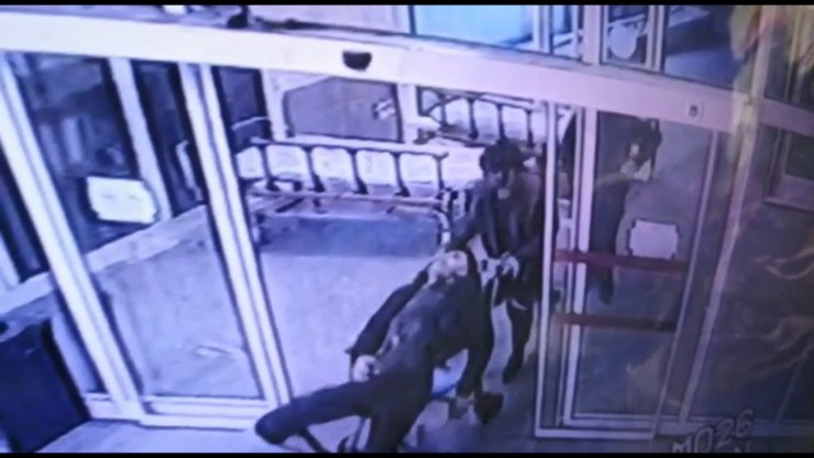 Ev arkadaşlarını öldürüp hastaneye bıraktılar