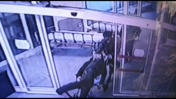 Ev arkadaşlarını öldürüp hastaneye bıraktılar