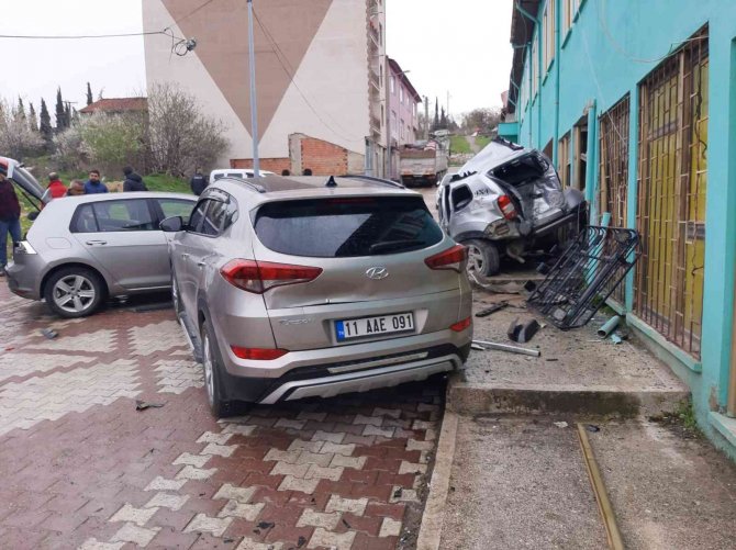 Freni boşalan kamyon park halindeki 3 aracı adeta biçti