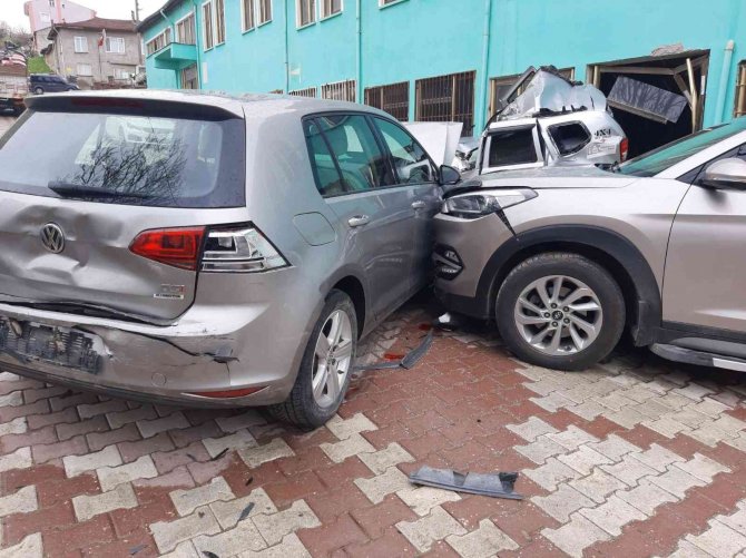 Freni boşalan kamyon park halindeki 3 aracı adeta biçti