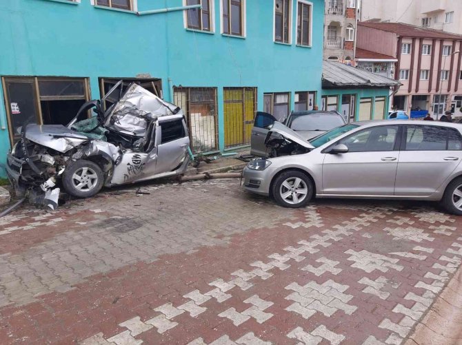 Freni boşalan kamyon park halindeki 3 aracı adeta biçti