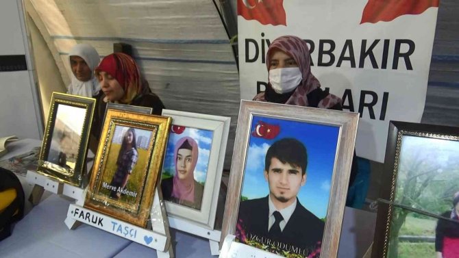 HDP İl Başkanlığı önündeki ailelerin evlat nöbeti kararlıkla devam ediyor