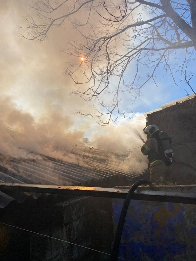 Isınmak için girdiği binayı yaktı