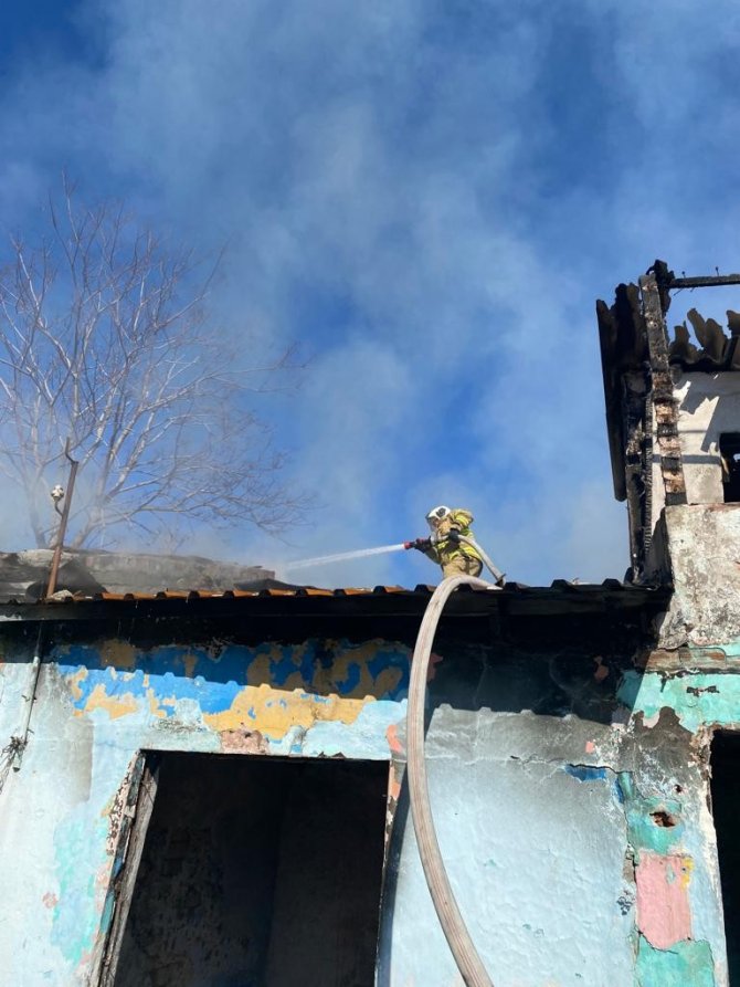 Isınmak için girdiği binayı yaktı