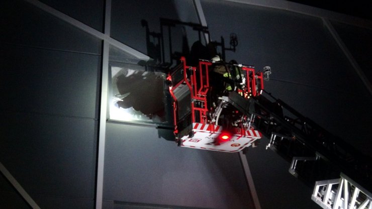 İzmir'de 3 iş yeri yangında zarar gördü