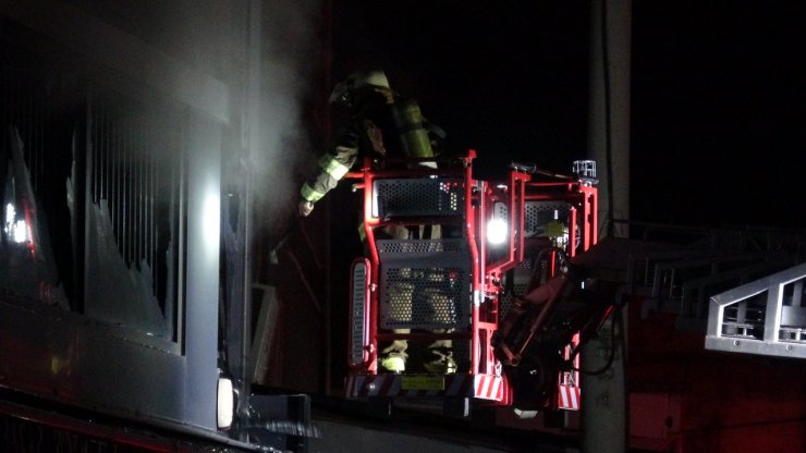 İzmir'de 3 iş yeri yangında zarar gördü