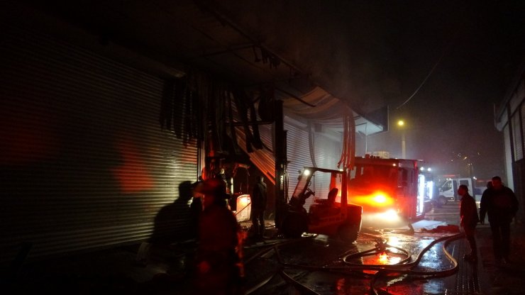 İzmir'de 3 iş yeri yangında zarar gördü