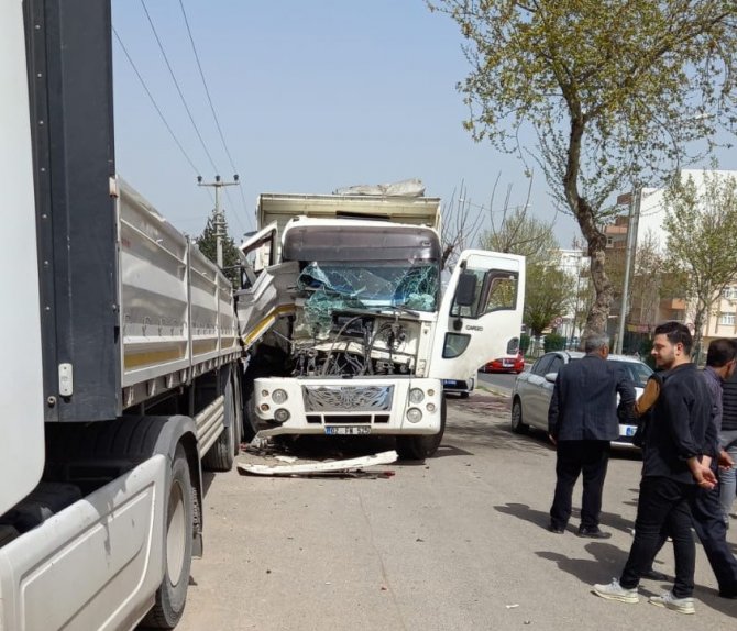 Kamyon park halindeki tırın dorsesine çarptı