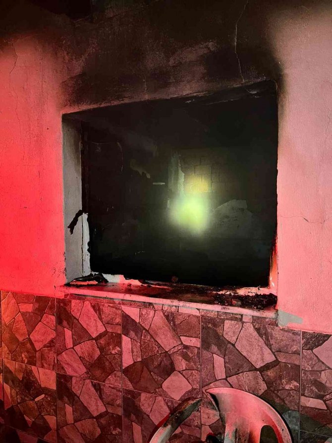 Komşusunda iftar yemeğindeyken evi yandı