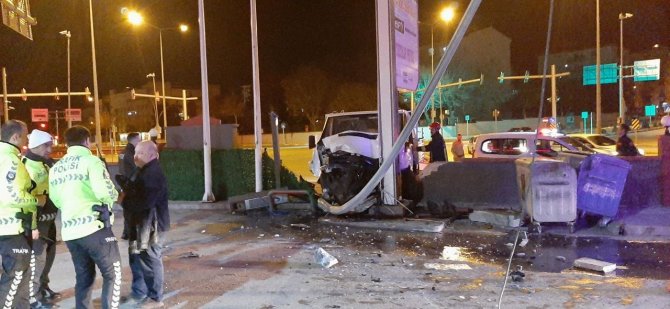 Kontrolden çıkan araç benzinliğe daldı