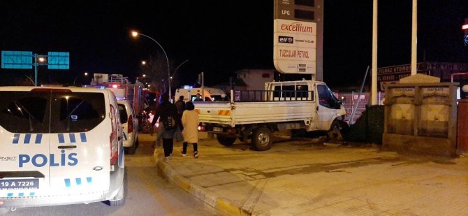 Kontrolden çıkan araç benzinliğe daldı