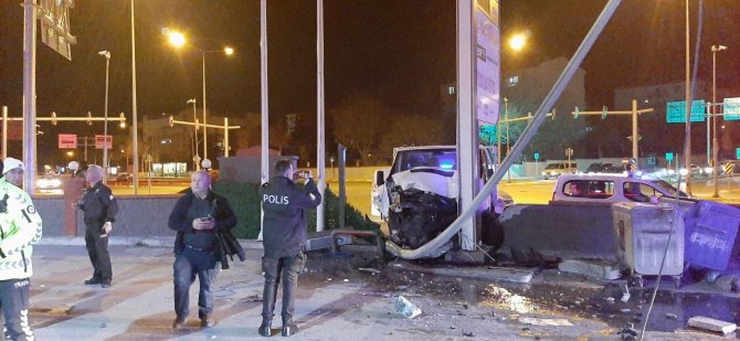 Kontrolden çıkan araç benzinliğe daldı