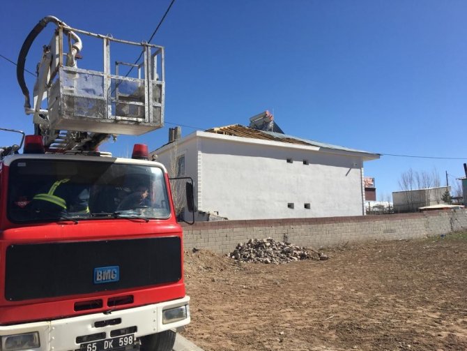 Kuvvetli rüzgar çatı uçurdu