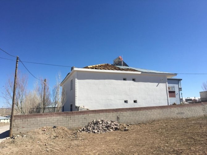 Kuvvetli rüzgar çatı uçurdu