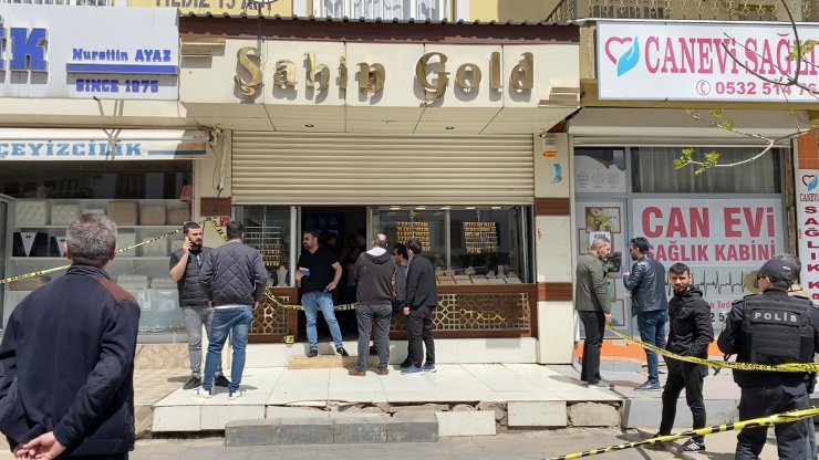 Kuyumcuya girip, iş yeri ortağını göğsünden vurdular