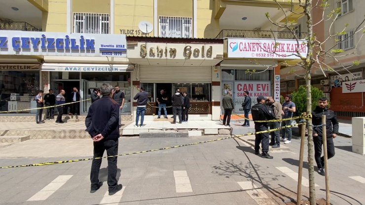 Kuyumcuya girip, iş yeri ortağını göğsünden vurdular