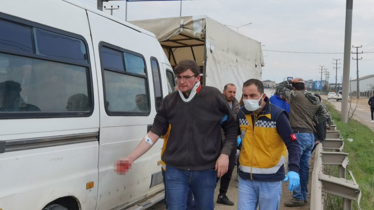 Minibüsün kamyonete iki kez çarptığı kaza kamerada; 4 yaralı