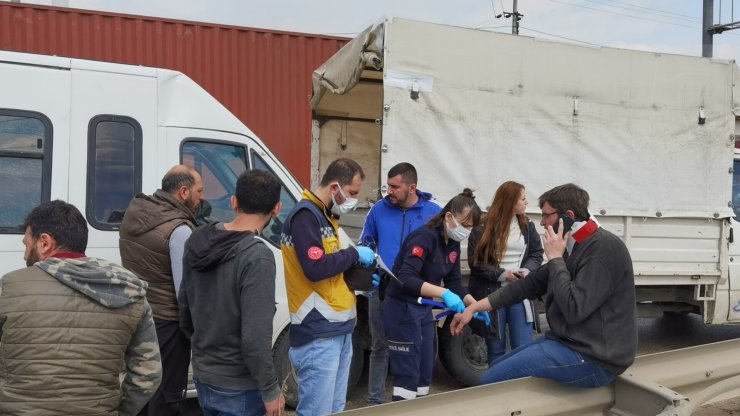 Minibüsün kamyonete iki kez çarptığı kaza kamerada; 4 yaralı