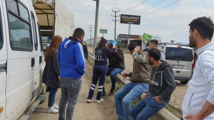 Minibüsün kamyonete iki kez çarptığı kaza kamerada; 4 yaralı