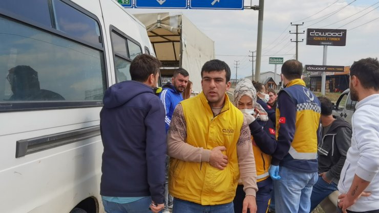 Minibüsün kamyonete iki kez çarptığı kaza kamerada; 4 yaralı
