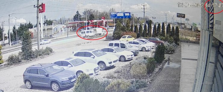 Minibüsün kamyonete iki kez çarptığı kaza kamerada; 4 yaralı