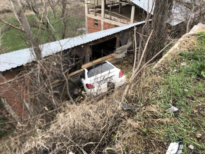 Otomobil şarampole uçtu