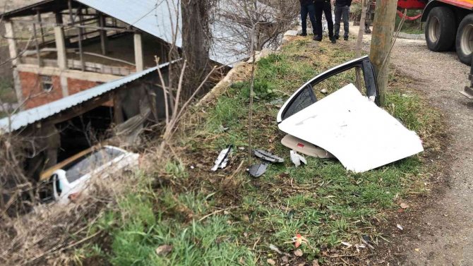 Otomobil şarampole uçtu