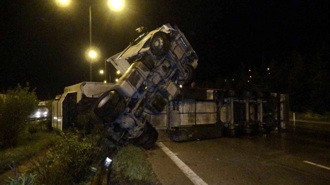 Otoyolda zincirleme kaza: 3’ü polis 5 yaralı