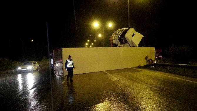 Otoyolda zincirleme kaza: 3’ü polis 5 yaralı
