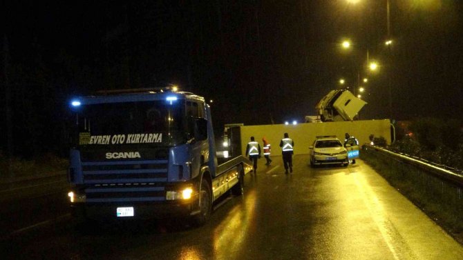 Otoyolda zincirleme kaza: 3’ü polis 5 yaralı