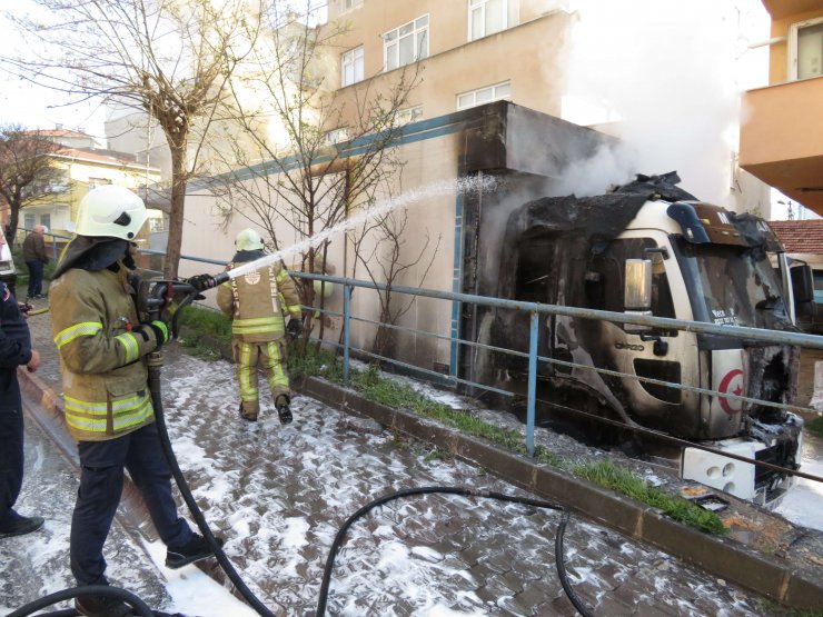Park halindeki kamyon alev alev yandı