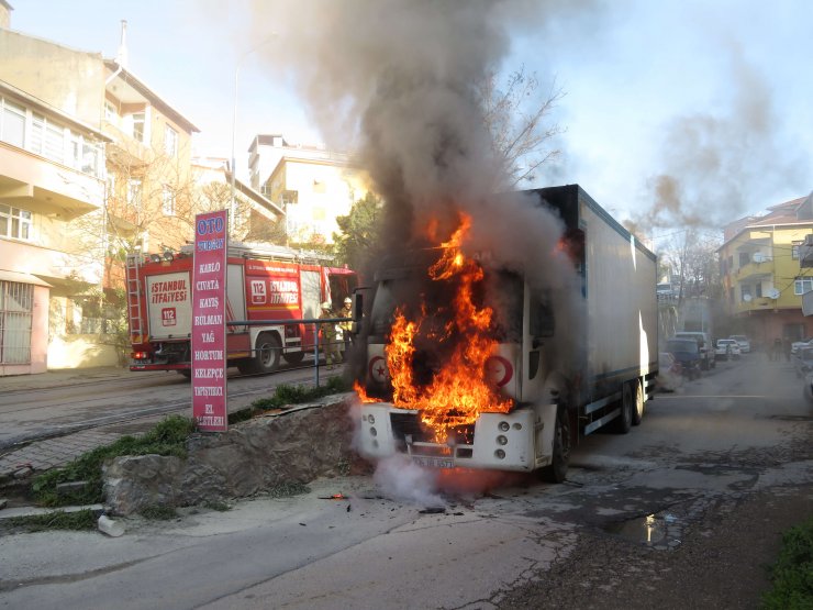 Park halindeki kamyon alev alev yandı