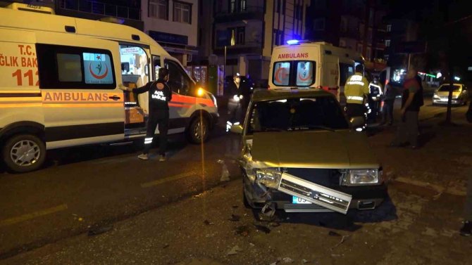 Seyir halindeki iki otomobil çarpıştı: 2 yaralı