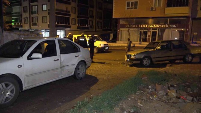 Seyir halindeki iki otomobil çarpıştı: 2 yaralı