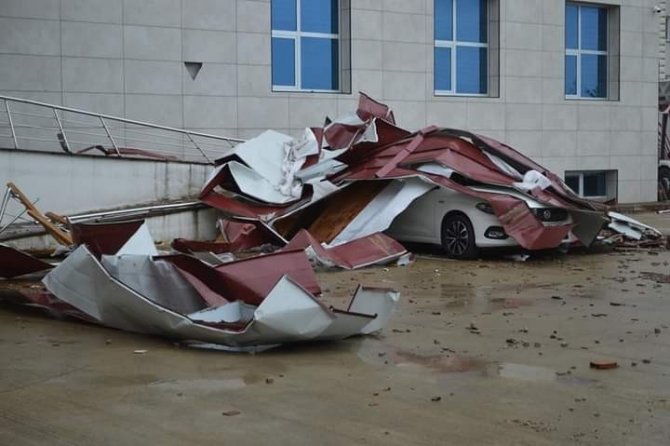 Şiddetli rüzgar hastanenin çatısını uçurdu