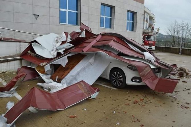 Şiddetli rüzgar hastanenin çatısını uçurdu