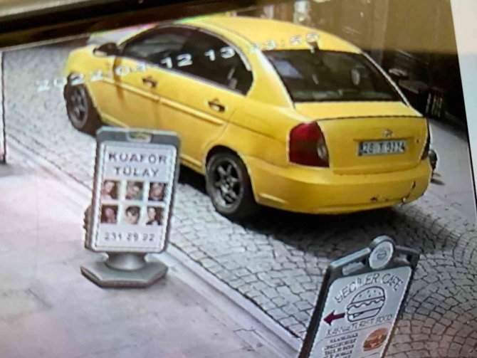 Taksinin çarptığı kedi can verdi