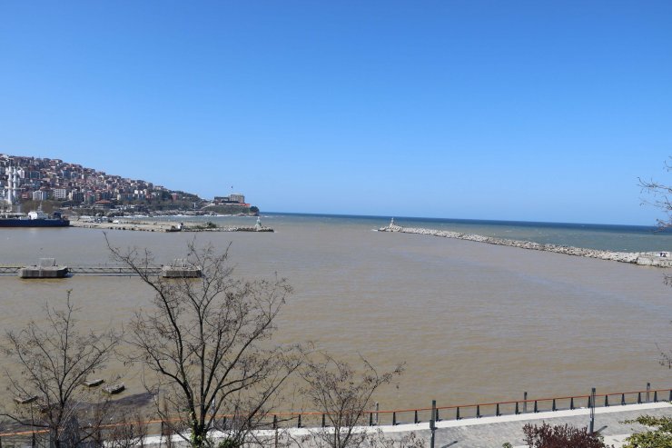 Yağış sonrası deniz çamur rengine döndü