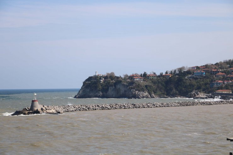 Yağış sonrası deniz çamur rengine döndü