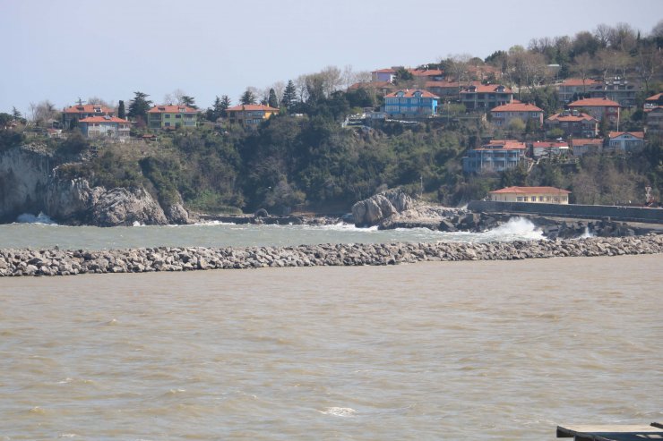 Yağış sonrası deniz çamur rengine döndü