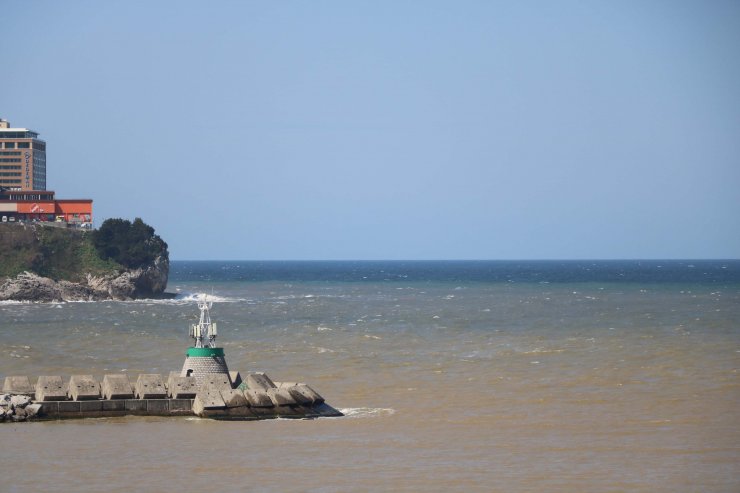 Yağış sonrası deniz çamur rengine döndü