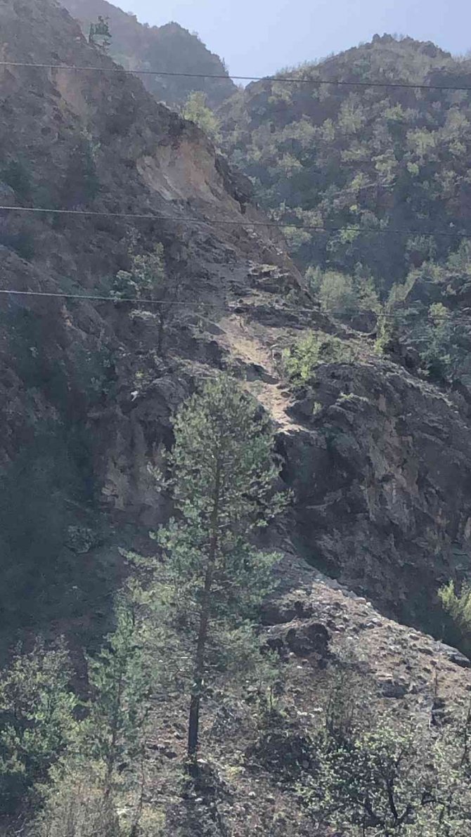 Yamaçtan kopan dev kayalar bir evin bahçesine düştü