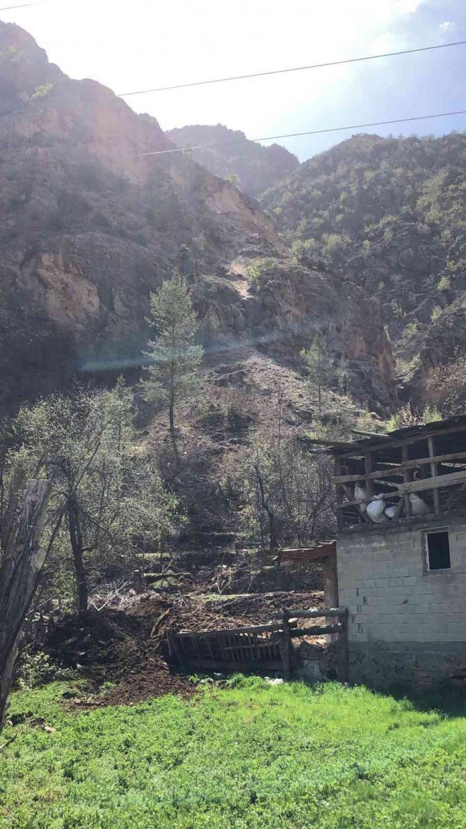 Yamaçtan kopan dev kayalar bir evin bahçesine düştü