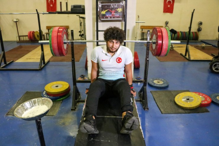 'Yürüyemezsin' denilen Tarık, başarıdan başarıya koşuyor