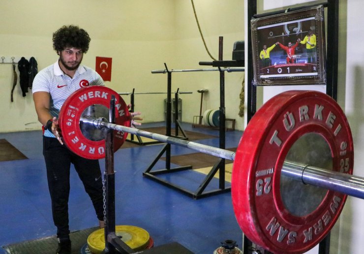 'Yürüyemezsin' denilen Tarık, başarıdan başarıya koşuyor