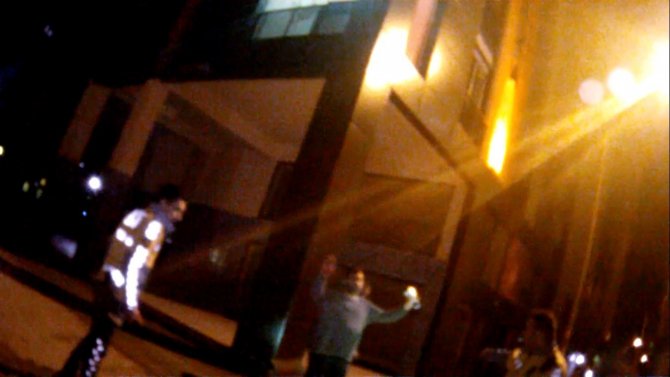 Arkadaşını alkol kontrolünden kurtarmak için polise bıçak çekti