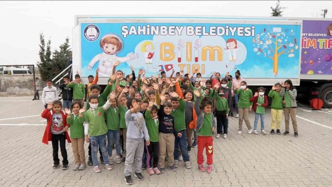‘Bilim Tırı’ ile imkanlar kırsal mahallelerdeki okullara taşınıyor