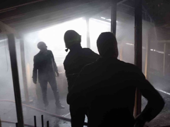 Çatı katındaki yangın itfaiye ekiplerince söndürüldü